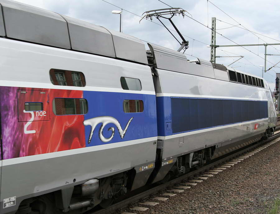 http://railfaneurope.net/pix/fr/electric/emu/TGV/POS/Ludwigshafen/TGV_4406__Basel__in_Ludwigshafen-Mitte_10_7_09_15.jpg