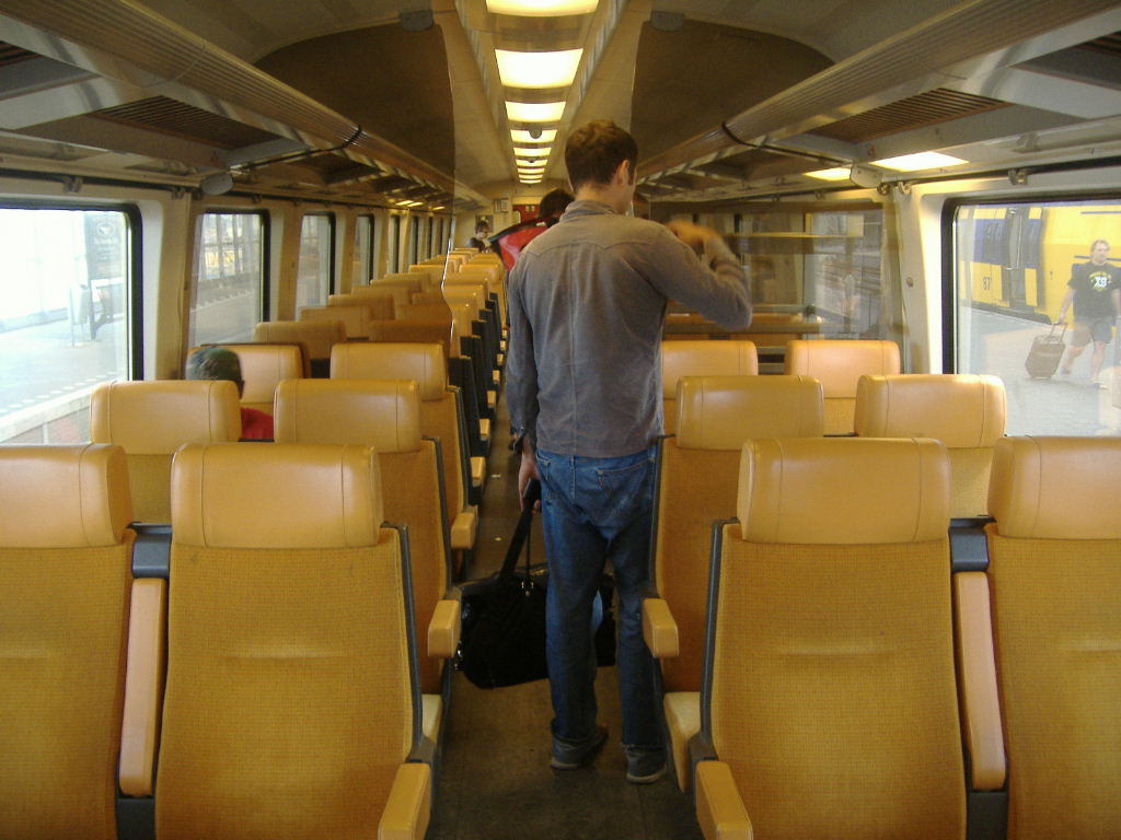 http://railfaneurope.net/pix/nl/car/ICR/B/DSCF1487.jpg