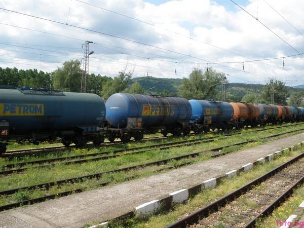 A_freight_cars_of_CFR_standing_on_railway_station_Mezdra.jpg